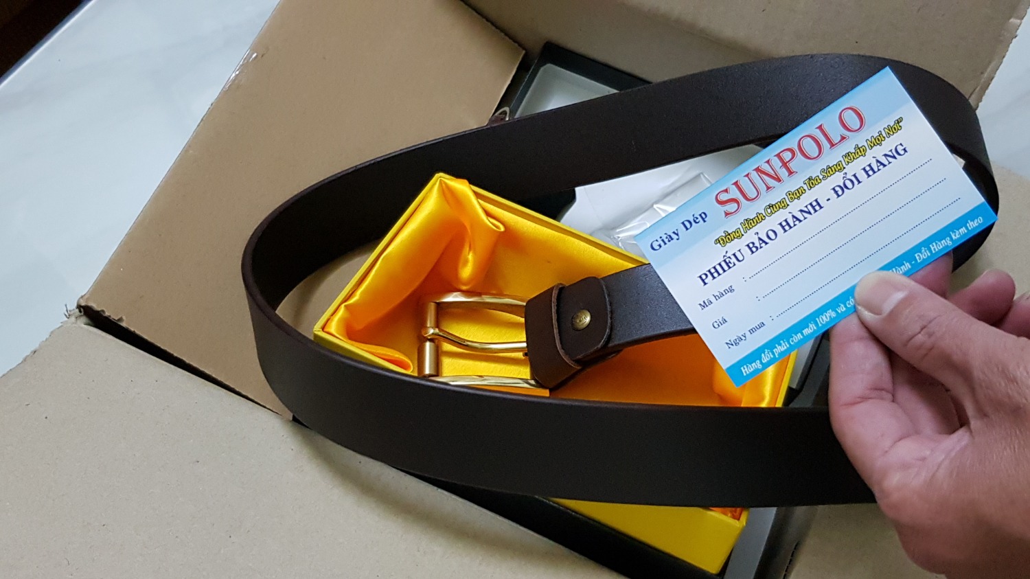 Dùng tốt, chất da ổn trong tầm tiền. Được cho thêm cái móc chìa khóa 2 mãnh da. 
Dây hơi dài nên phải tự cắt bỏ nếu bạn nào bụng không to.