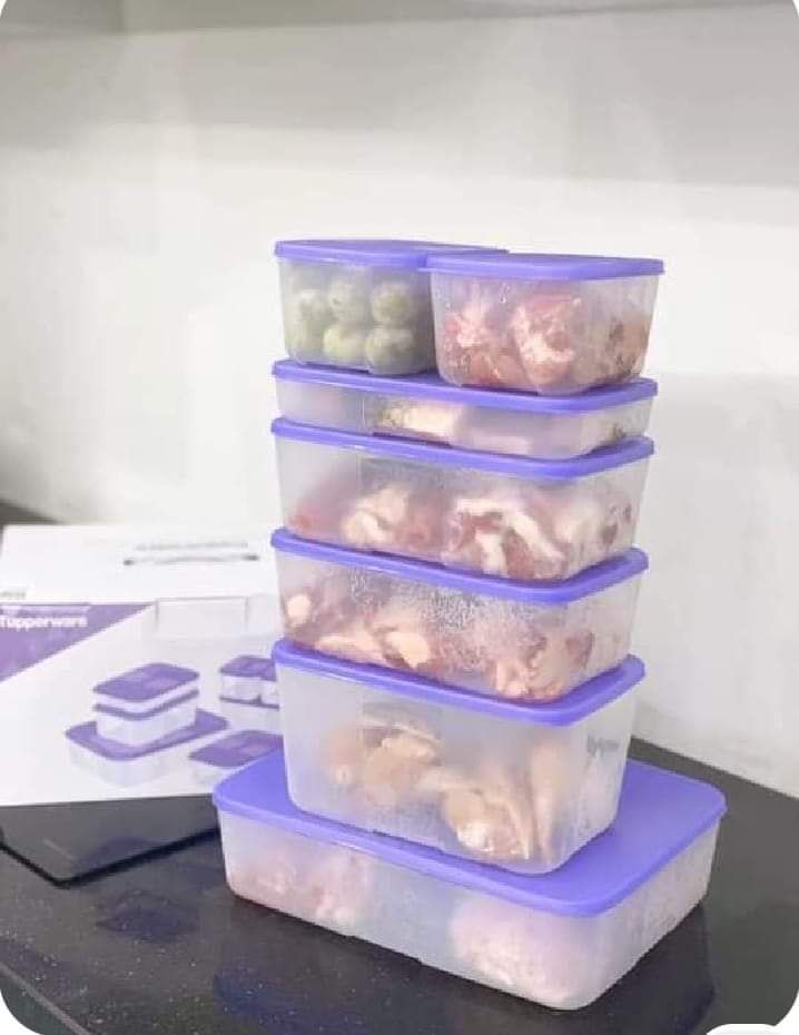 Hàng chính hãng, xài rất tốt. Hộp dẻo nên đồ ăn dễ lấy, ít bị dính với nhau. Hộp kín khí, để mít thì tủ lạnh vẫn không có mùi. Tuy là hộp đông nhưng dùng cho ngăn mát cũng rất tốt, rau củ tươi lâu. Nhược điểm duy nhất là các hộp to nắp hơi khó đậy nếu không biết cách, mẹ chồng mình không đậy được dù mình đã chỉ nhiều lần.