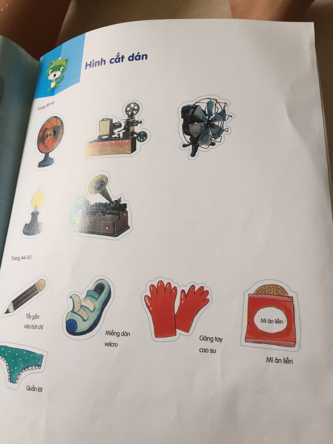 So vs nhà xb mình hay đặt thì k recommend nhà sách này. Đắt so vs chất lượng. Các hoạt động thêm của sách phía sau có vẻ như sách báo tạp chí hơn. Trang cuối của sách cắt dán tại sao k làm loại dính bóc loại sticker để trẻ k cắt hẳn 1 trang ra để làm hoạt động... tóm lại k thấy hợp lí!