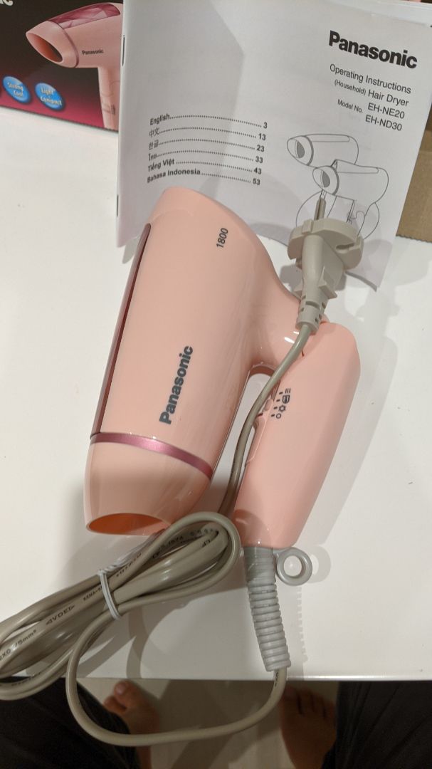 sản phẩm được đóng gói kỹ càng, hàng chính hãng, đẹp mắt, màu sắc tươi đẹp. công suất lớn, có thể sấy tóc liền trong thời gian dài