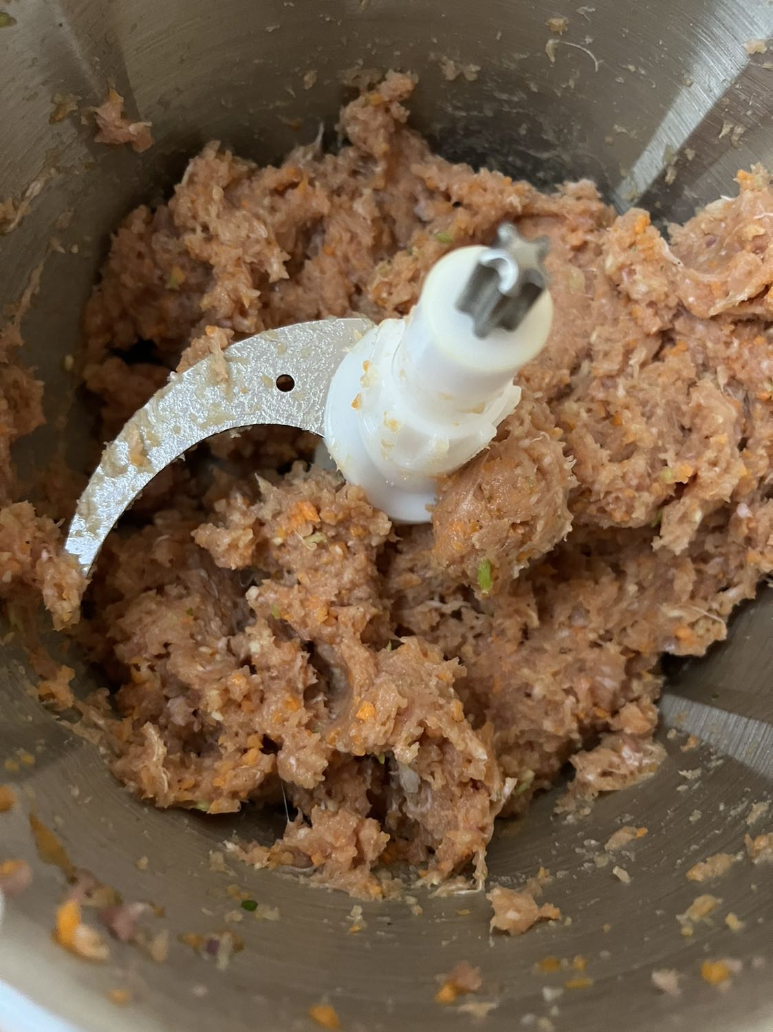 máy xay rất nhuyễn và nhanh. 1 nhấn để tầm 5 giây là thịt đã nhuyễn. nếu thêm cà rốt hoặc nấm mèo thì 1 hoặc 2 nhấn. dưới đáy có thể còn sót chưa xay hết thì dùng muỗng đảo lên tí rồi nhấn xay 1 xíu là ngon lành.