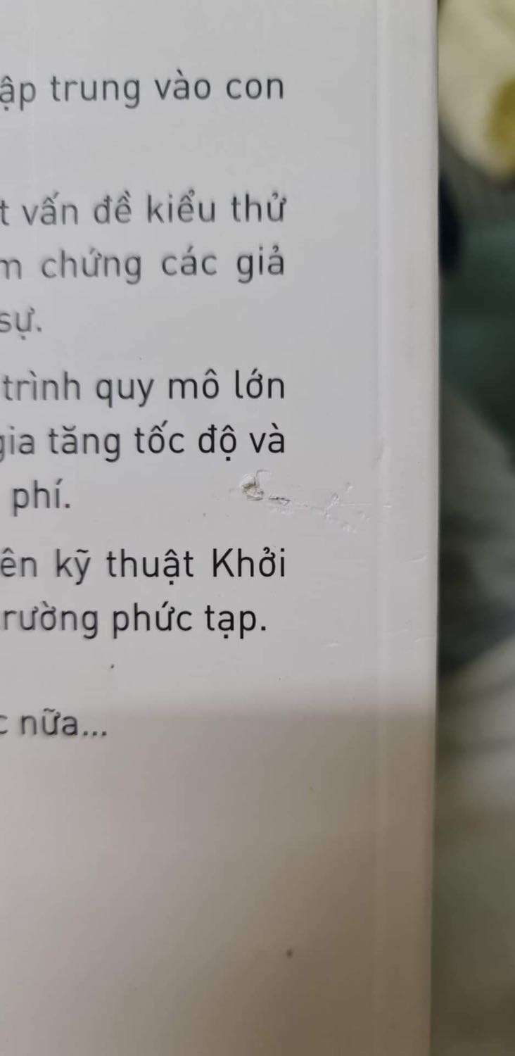 Sách cũ (trang giấy ố vàng), bìa thì lủng vài chỗ