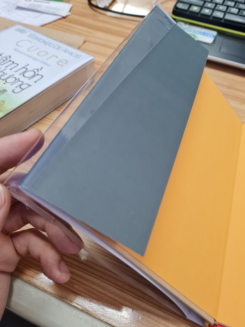 Đây là đánh giá về việc bọc sách, không phải về nội dung.
mình không hài lòng cách bọc sách của Tiki.
Mới nhận sách sáng hôm nay (24.12.2020), mở bọc ra đã thấy bọc sách bị tuột.
tiki xem lại vấn đề này nhé.