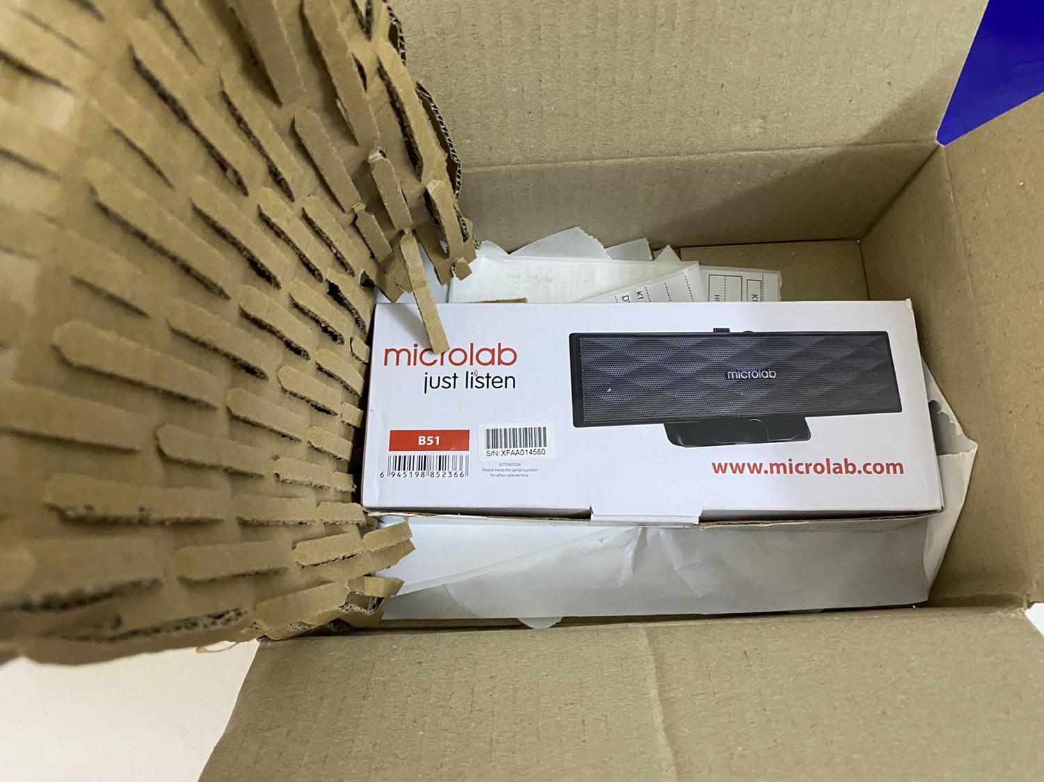 Giao nhanh. Đóng gói kỹ lưỡng, đầy đủ sách hướng dẫn. Âm thanh chỉ vừa đủ nghe. Thích hợp không gian nhỏ. Kích thước nhỏ gọn phù hợp rất dân văn phòng. Có kẹp để gắn vào cạnh của màn hình.