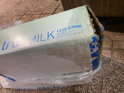 Giao 1 thùng, có 1 lốc sữa bị thủng, tràn ra bốc mùi hôi thối, phản ánh lên thì nói đền phiếu cho giá trị 2 lốc, tới nay hai tuần k thấy gì, cực kỳ khó chịu với cách làm việc của shop, 1 lốc hỏng tràn ra ngấm vào cả thùng, Thúi rình, phải đem ra rửa hết, xong rửa thì nước nó lại ngấm vào các lốc khác, chán 😵😵😵, thất vọng ,