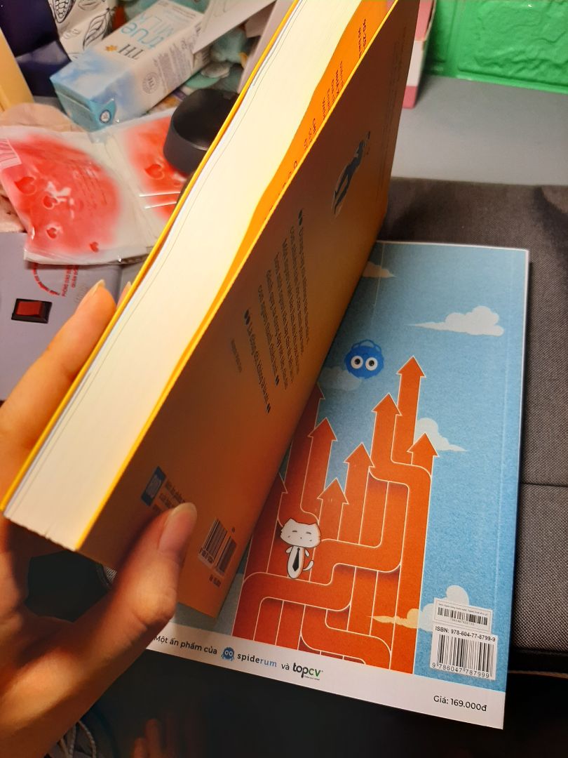 Mình làm việc trong ngành sáng tạo nên muốn mua cuốn sách này từ lâu rồi. Về chất lượng thì khỏi bàn rồi, độ nổi tiếng của cuốn sách cũng như tác giả Sói Ăn Chay thì người trong ngành marketing đều biết. Tuy nhiên sách nhận được vẫn lỗi ở đầu sách như mình chụp ở 2 ảnh cuối, bị gẫy gập nhẹ nên nhăn nheo nhìn hơi xấu trong khi mình quý quyển này lắm