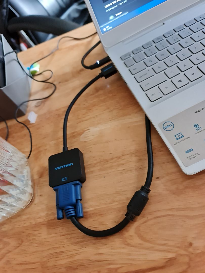 Hành trình đối với chiếc cáp HDMI to VGA này quả thực với mình là cũng rất rất thú vị. 
Mục đích là mình dùng thêm 01 màn hình từ laptop sang màn hình PC cũ. Vốn dĩ để nhìn bảng biểu làm việc từ màn 14” qua màn 21”, dùng song song 2 màn cho thuận tiện, ấy vậy mà tìm hiểu kỹ càng, đảm bảo chuẩn phương thức kết nối là tìm dây HDMI của laptop qua VGA của màn. Rồi đắn đo chọn lựa hàng vention cho đảm bảo ngon lành, tốc độ truyền tải nó nhanh nó nét. Ấy thế mua, xuống tiền mua, nhận hàng rồi. Hàng đảm bảo chuẩn chính hãng, đắt hơn chút so với mua từ nước ngoài về, cũng là shop chính hãng, đặt từ một sàn t.m.đ.t khác. Nhưng để tiện, nhanh đáp ứng kịp thời nhu cầu, sẵn tiện khi ấy astra đang lên, hồi bữa có mua đc ít astra rẻ, mình đổi ra xu, rồi kẹp thêm thanh toán tiki xu, giá chỉ còn ~80k ( từ niêm yết – giảm giá – tiki xu). Nhưng đời hổng là mơ, khi đã bóc hàng, cắm dây, đảm bảo cắm chặt đàng hoàng, thế nhưng tín hiệu ko lên, mặc dù khi cắm cáp thì màn hình ở laptop vẫn chớp nháy (theo tư vấn từ shop thì tức là con chíp của dây cáp vẫn nhận, cáp vẫn sống) , thế tại sao lại ko lên được màn hình. Mình thử đổi qua cáp VGA khác, cũng ko ăn thua. ( cáp VGA này vẫn đang hoạt động bthuong nhé). Bữa sau, khi đem cả lap cả bộ dây HDMI to VGA (màu đen) qua shop để *** và đổi qua loại dây có hỗ trợ nguồn +audio (màu trắng) thì đã nhận rồi. Bởi vậy bạn nào có ý định, thì cũng xem xét ví dụ mình gặp phải, để dự phòng tình huống có thể xảy ra nhé. Chốt lại shop đồng ý đổi và mình thanh toán thêm 100k giá chênh giữa loại HMDI to VGA có audio và không có audio. Các bạn có thể xem thêm review từ mình cho các sản phẩm khác ở trang cá nhân tiki https://tiki.vn/feed/profile/21579466*** nhé.