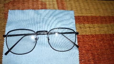 kính lệch méo , trầy xước nhiều ,dù đã đổi trả 1 lần