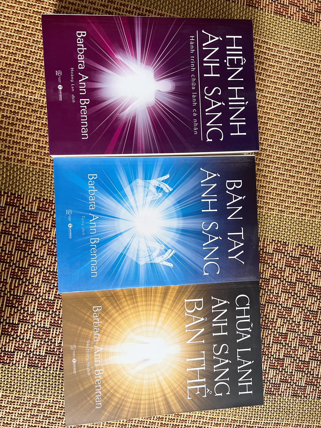 Quyển dày nhất trong bộ 3 của Barbara Ann Brennan, mặc dù sách có bản quyền, tuy nhiên mình góp ý với ThaihaBook và Nhà xuất bản nên đóng gói sách bằng giấy kiếng hoặc vật liệu tái chế nào đó để bảo vệ sách  sẽ tốt hơn. 3 quyển mình đặt mua đều dính bụi, có chỗ bị dơ nên nhìn mất đi tính thẩm mỹ.