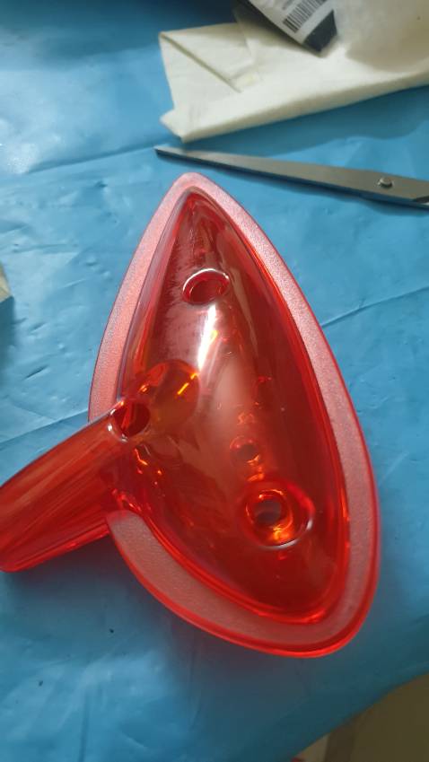 Màu đỏ. Bao bì đóng bụi cả lớp. Thân kèn thì đầy vết xước. Khả năng là từng bị đổi trả xong lưu kho khá lâu rồi.