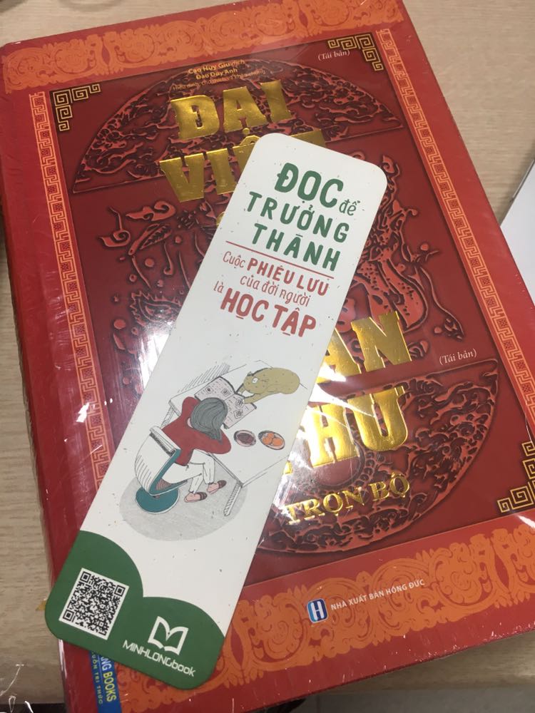 Giao đúng ngày dự kiến luôn ạ, sách rất mới, có hẳn một lớp màng co và một lớp bọc túi bóng luôn. Được tặng kèm cả bookmark nữa ạ 🥰💖