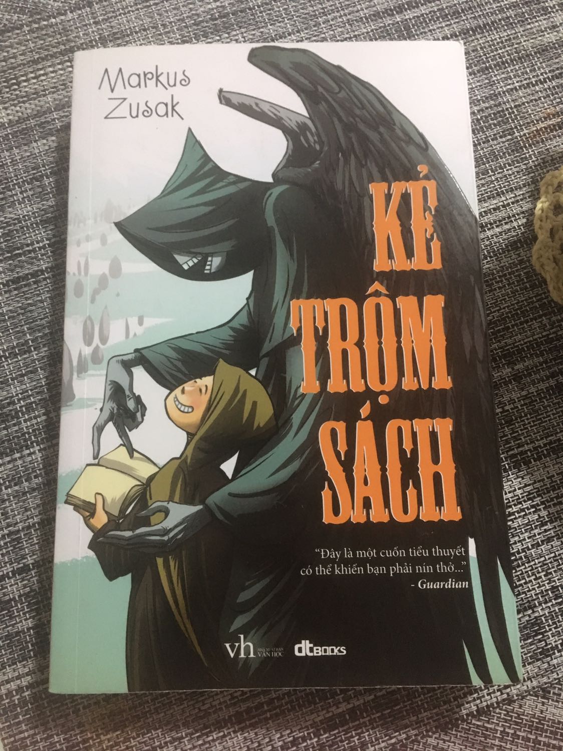 Cuốn này khúc đầu đọc cũng hơi từ từ tàn tàn, không phải kiểu cuốn hút đọc một mạch nhưng vẫn làm tò mò, gây thương nhớ( nghĩa là lại phải cầm lên đọc tiếp trong những ngày tiếp theo). 

Sách giàu giá trị nhân văn với bức tranh nền chủ yếu xoay quanh một cô bé có hoàn cảnh phức tạp và “ thú vị”, tại con phố nghèo nước Đức, cùng thời điểm Hitle phát động chiến tranh thế giới. 
Diễn biến tâm lí của bé gái và những cuộc “ xoay sở” trộm sách cứ thế chạy qua như một đoạn phim tư liệu cũ. 

Những tình cảm con người thuần khiết, gần gũi qua lời kể của một vị Thần Chết rất “ Người”. 

Để tránh spoil, xin tổng kết lại đây là cuốn sách hay, sâu sắc, có giá trị, có cung cấp thêm một số kiến thức lịch sử cơ bản, nên đọc. 600 trang. Bìa mềm. Ít sale sâu.