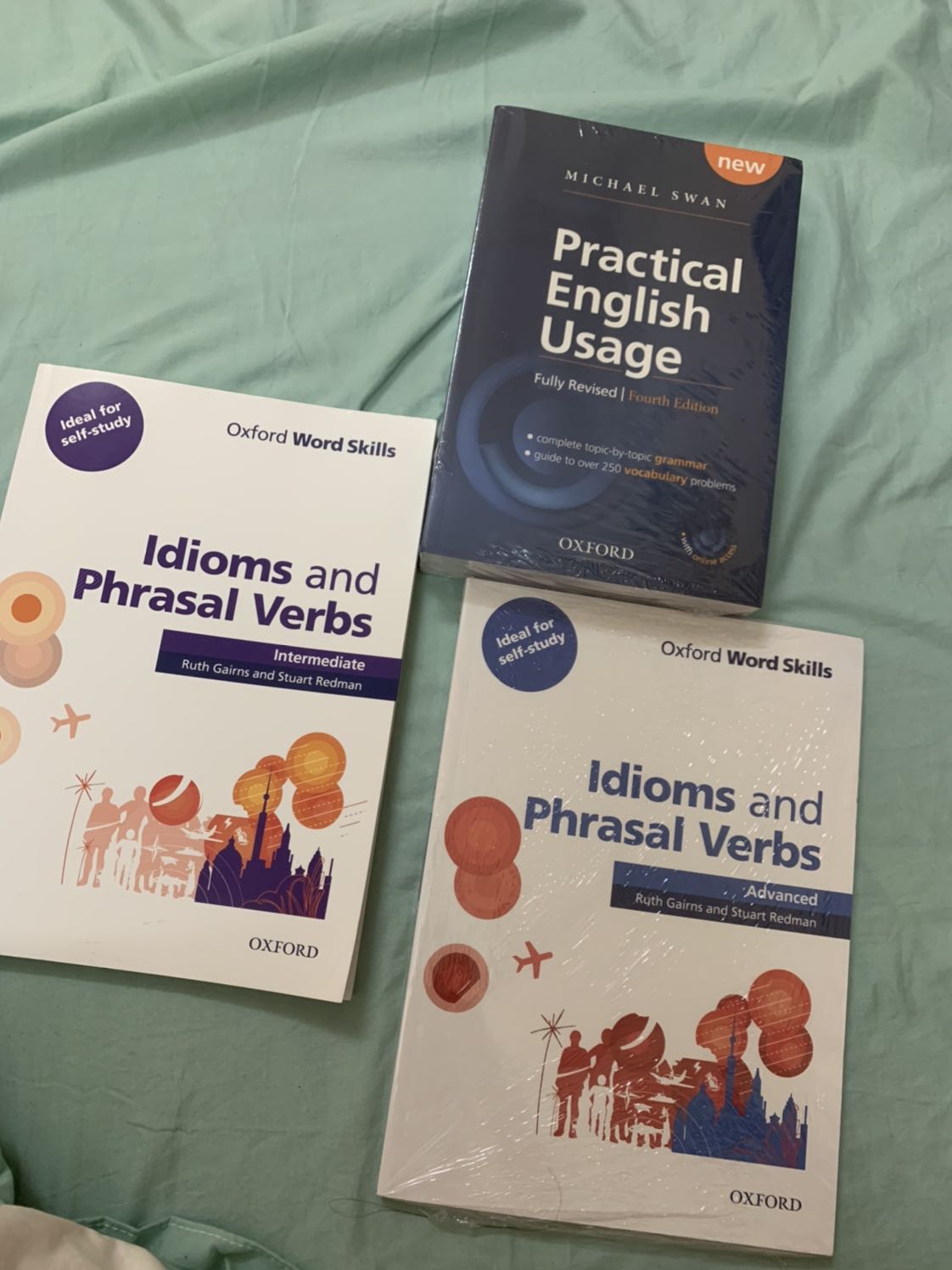 Mình mua cả 2 cuốn intermediate và advanced vì muốn hoàn thiện ở mọi lvl luôn. Sách mới cóng, trình bày dễ hiểu (m rất thích điểm này và cũng để ý khi mua sách, vì như vậy có hứng học hơn). Mua sách bản gốc cầm ưng ý ghê luôn. Mình mua cả 2 cuốn intermediate và advanced vì muốn hoàn thiện ở mọi lvl luôn. Sách mới cóng, trình bày dễ hiểu (m rất thích điểm này và cũng để ý khi mua sách, vì như vậy có hứng học hơn). Mua sách bản gốc cầm ưng ý ghê luôn.