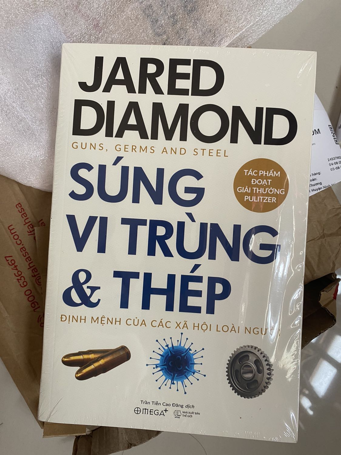 Vừa đặt sách là đã chuyển sang chế độ giao hàng mà không có bất cứ mã vận chuyển và đơn vị vận chuyển để theo dõi đơn hàng. Mình có thể thông cảm đó dịch nhưng cũng rất khó chịu vì k xác định được đơn hàng của mình về đâu và gần 1 tháng sau sách mới được nhận. Sách khá đẹp và chắc chắn, k bị gãy trang hay các vấn đề khác.