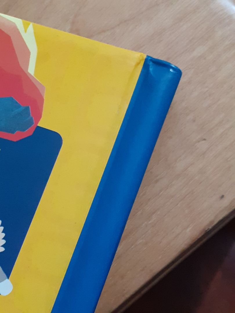 Bìa sách móp méo và bẩn trông như đã từng được sử dụng