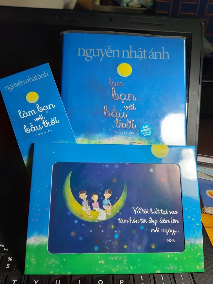 Lời khen đầu có lẽ phải nói đến văn phong của bác Ánh,  vẫn cái nét chân quê, hồn nhiên và đời thường ấy. "Làm bạn với bầu trời" xoay quanh cuộc sống của những đứa trẻ (Tèo, Lam, Nghị, Hằng,...) mà trong đó đáng chú ý nhất là cậu bé Tèo . Cậu bé chỉ có thể nằm một chỗ sau chấn thương, những tưởng cậu sẽ là gánh nặng cho gia đình nhưng ngược lại, cậu là trung tâm của mọi niềm vui của đám trẻ trong xóm. Cũng chính bằng tâm hồn nhạy cảm, vị tha và đầy tình thương mà ngay cả những áng mây, ngọn cỏ, vách tường,...cũng có thể làm cậu bé vui....Và xuyên suốt truyện sẽ là những sự kiện liên quan đến cuộc đời nhiều thiếu thốn của cậu bé Tèo và qua đó ta sẽ cảm nhận rõ hơn về tính cách của từng nhân vật.
Nửa truyện đầu lần lượt kể đến những nhân vật tưởng không liên quan đến nhau nhưng sau đó dần hé lộ và dù cái kết dễ đoán, mạch truyện vẫn làm người đọc tò mò không phải ở tình tiết mà ở những cảm xúc và tình cảm giữa con người với nhau - nhất là giữa những đứa trẻ. Tóm lại, truyện là một áng văn hay để ta suy nghĩ lại cách đối nhân xử thế, học cách vị tha và tìm kiếm niềm vui ở những thứ mà lắm khi ta thấy thật tầm thường...
      Với mình thì chỉ cần dành ra một buổi sáng là các bạn có thể đọc xong" Làm bạn với bầu trời" rồi. Nếu được các bạn hãy đọc liên tục để cảm xúc và mạch truyện được mạch lạc hơn.
P/s: Mình đọc cmt thấy có 1 số bạn lỗi bản in nên mất trang 179 và 189. Tiện mình post cho các bạn đọc luôn hihi. Chúc các bạn đọc sách vui vẻ. (^_^)