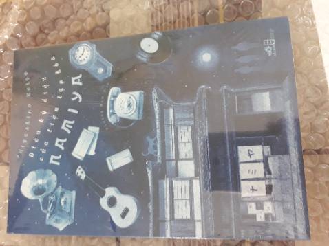 Giao hàng siêu nhanh, bọc cẩn thận, còn nguyên seal nên chưa nỡ bóc ra cày lại. Vì thick nội dung nên mới mua dù đã đọc xong rồi. Đơn giản, nhẹ nhàng, ko quá kịch tính, mà hút từ từ, càng đọc càng cuốn.