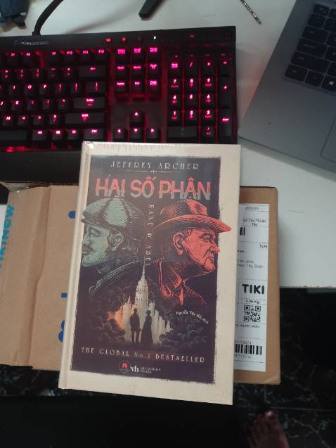 Giao hàng nhanh, mình đặt 23h30 22/10 -> 10h 23/10 nhận hàng (freeship nữa nha).
Đóng gói cẩn thận, sách mới, bìa cứng, vừa bỏ balo.
Nhân viên Diệp Chi Phong thân thiện, vui vẻ với khách.
Giá trọn gói 177k.
Sẽ ủng hộ Tiki tiếp 😇