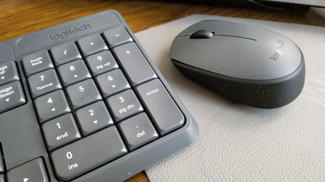 So với giá thì mình nghĩ combo này tốt. Bàn phím ọp ẹp nhưng mặt nhựa mịn, số và chữ nét. Cảm giác gõ kém, nhưng hãy nghĩ đến tiền bỏ ra thì chắc chỉ đc vậy. Chuột hơi nhỏ, phù hợp tay nữ. Kết nối tốt. Nói chung đáng tiền. So với giá thì mình nghĩ combo này tốt. Bàn phím ọp ẹp nhưng mặt nhựa mịn, số và chữ nét. Cảm giác gõ kém, nhưng hãy nghĩ đến tiền bỏ ra thì chắc chỉ đc vậy. Chuột hơi nhỏ, phù hợp tay nữ. Kết nối tốt. Nói chung đáng tiền.