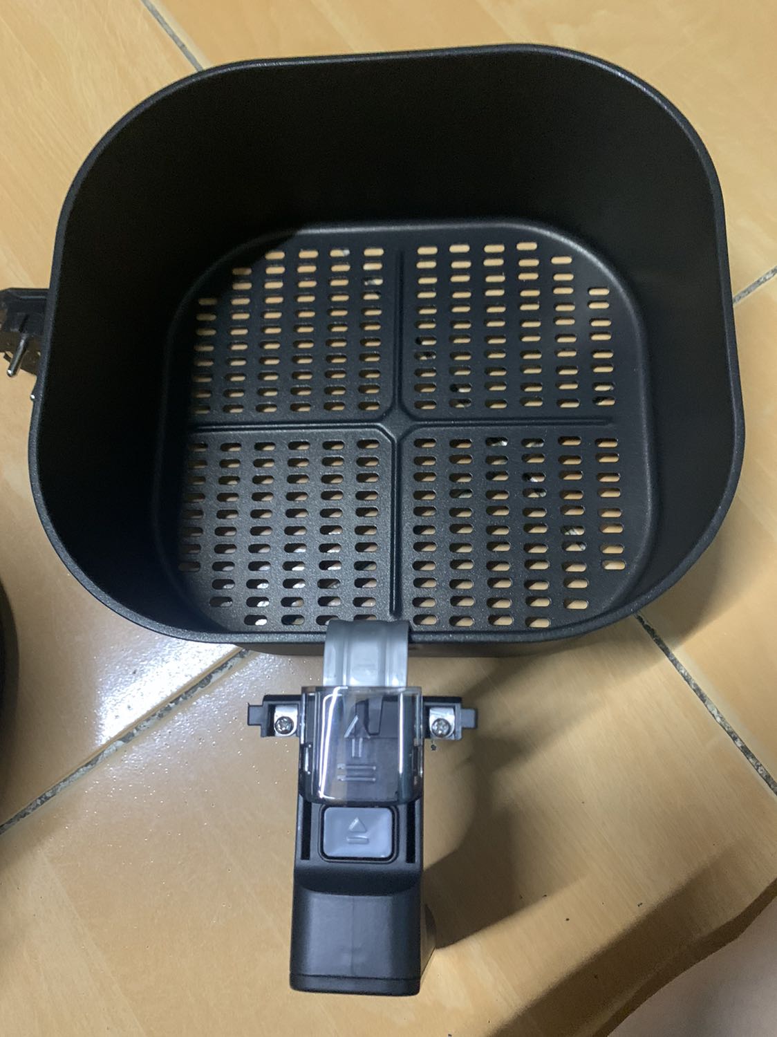 Giao hàng nhanh hơn dự kiến 1 ngày, đặt hôm 12/12 nay nhận được rồi. Hàng đẹp không tì vết, chất lượng y hình, bảo hành đầy đủ, anh Shipper vui vẻ nhiệt tình. Hàng mới nguyên séal. Tin tưởng Tiki, hàng mới nhận chưa xài nên chưa biết thế nào. Để xài thử rồi phản hồi cho các bạn xem nhé.