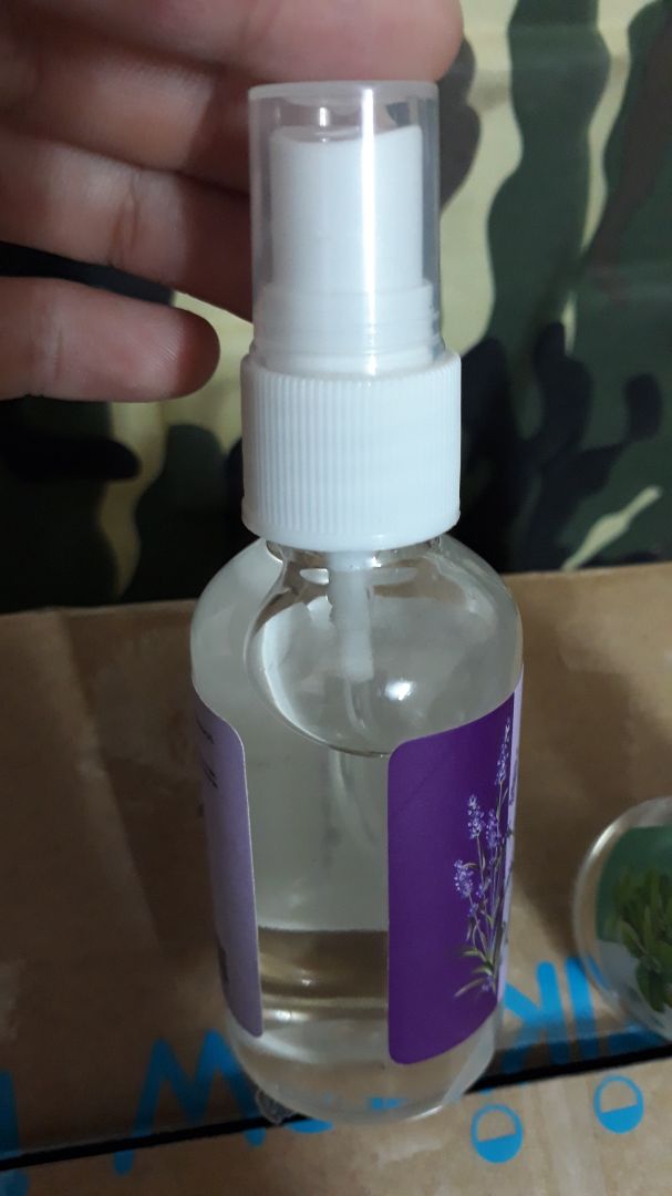 Tiki giao hàng nhanh, trước khi đến có tin nhắn báo trước, tiện cho mình nhờ bạn nhận hộ. Mùi oải hương mê lắm, mình xịt cả vào mền, ga giường tối nằm thơm thơm thoải mái dễ ngủ.