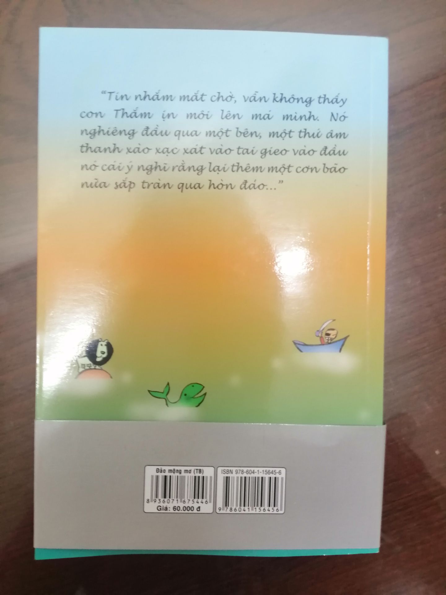 Mình thấy rất hài lòng với Tiki và Fahasha vì sách mới, do giảm giá của sách và giảm giá của bill tổng (do mua nhiều cuốn khác) nữa nên giá cả cũng rất chi là hợp lý , giao cũng nhanh (Tiki dự kiện thứ tư ngày 3/2 mà thứ sáu 29/1 đã giao tới) và nội dung thì ko cần phải bàn cãi, phù hợp với mọi lứa tuổi nhất là lứa teen và còn bonus thêm phần dư luận ở cuối sách để ta có vái nhìn khách quan và đa chiều hơn cho tác phẩm và nghe kể những câu chuyện thương tự Tin, và tranh trong sách cũng rất đẹp nhé