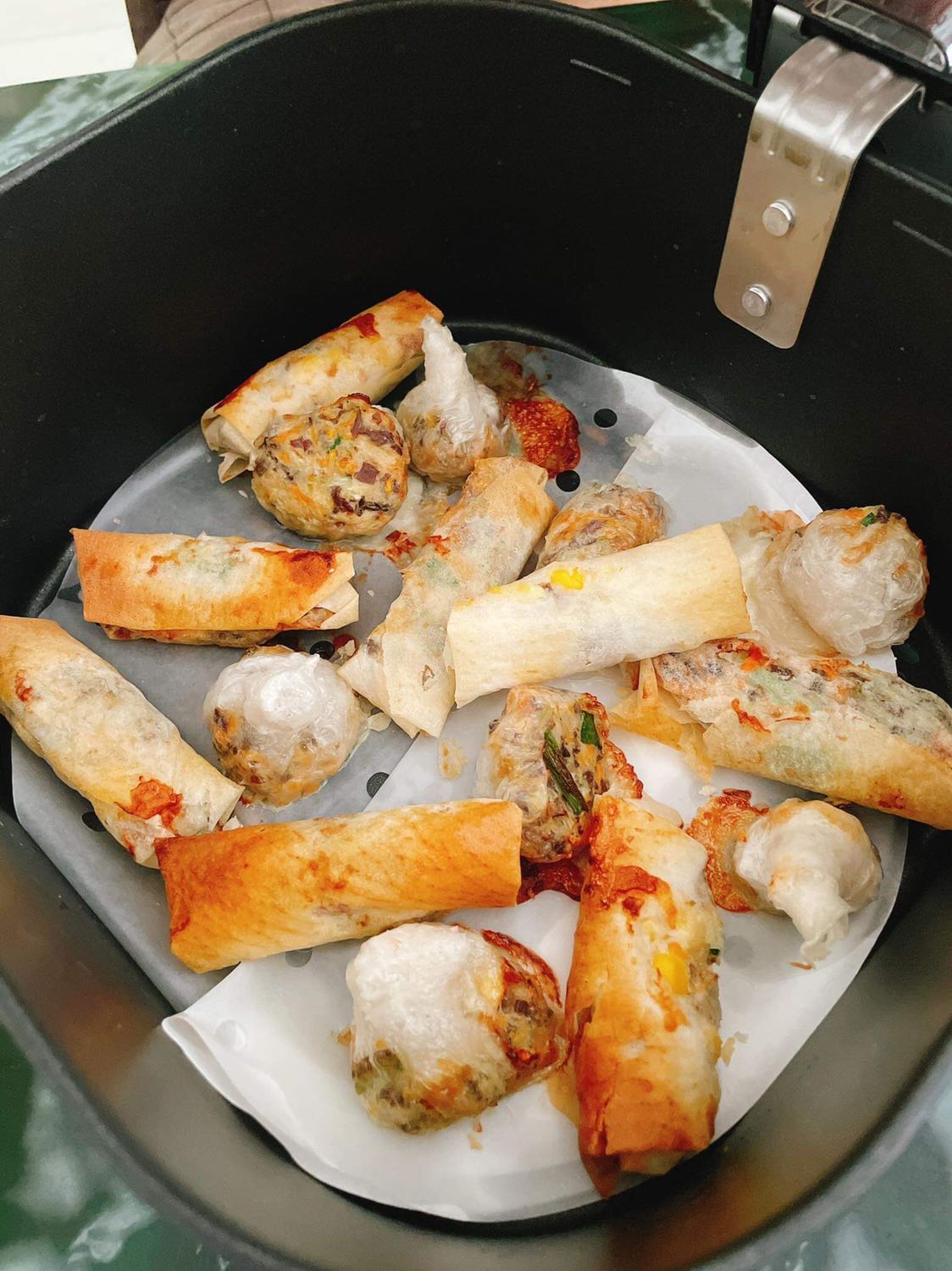 mình mua sale 8.8 giá 3.5*** . hàng giao khá nhanh ( 6 ngày ) 
Nhận được hàng mình khá bất ngờ bơi bên ngoài nồi to , sang , đẹp thâht sự. lòng nồi hơi bé tí so với tưởng tượng của mình. máy chạy rất êm . không có mùi nhựa. vệ sinh khá dễ nếu lót giấy nến và giấy bạt nhé . 
 nên mua nhé mn . 👍👍👍👍