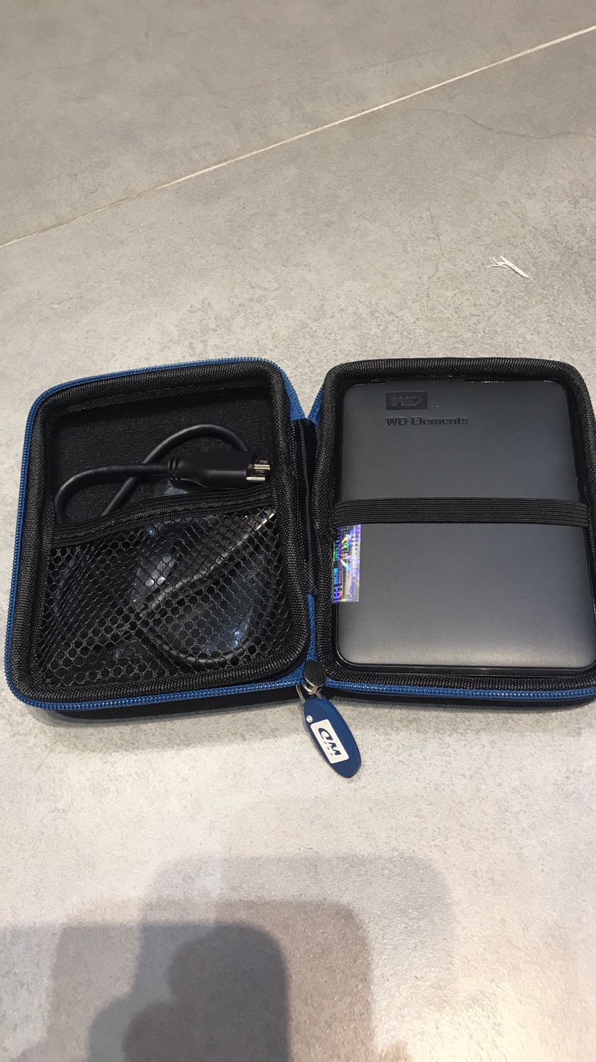 Hàng wd 5 năm trước mình có mua 1 con 1tb bên sing xài vẫn bền và chạy nhanh như lúc đầu nên bây giờ mình mua thêm 1 con nữa tặng bạn. 
Bạn nào xài máy mac ko cần đổi định dạng lại nhé vì hình như đã được công ty đổi định dạng sẵn trước khi giao. Mình lên mạng học cách đổi xong mua về cắm máy mac chạy vèo vèo ko cần đổi