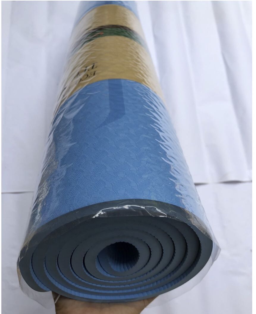 Giao hàng nhanh, thảm dày đẹp, đúng màu sắc, mới nên hơi có mùi thảm.