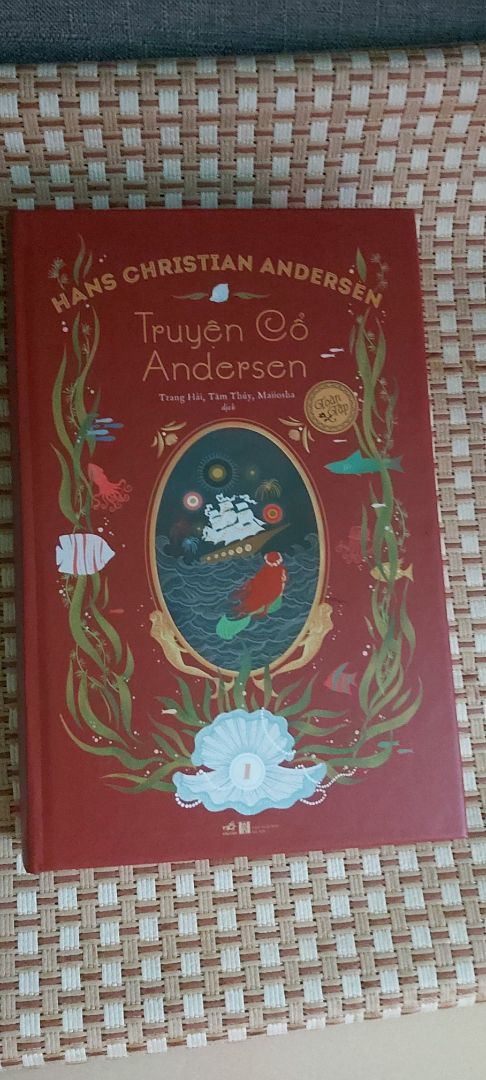 - Tiki giao nhanh, đóng gói kĩ, thùng carton cứng cáp, dán keo ở các cạnh, mép và góc nhọn. Mình đặt 2 quyển Andersen và 1 Nghìn lẻ một đêm. Cả 3 quyền đều dày cộp nhưng đều nguyên vẹn, không móp, sứt mẻ, rách xước gì cả.
- Hình thức: Bìa cứng, hoa văn trang trí tinh tế, trang lót rực rỡ sắc màu, phải nói là thích mê, cảm giác như trở về tuổi thơ vậy. Ruột sách độ dày đáng kể (720 trang), giấy vàng không nhức mắt, sờ vào rất láng và tương đối dày nên không bị hằn chữ từ trang sau. Chữ in đều mực, không lem, không nhạt, cỡ chữ vừa đủ đọc.
- Nội dung: Văn phong mượt mà, dịch thuật chỉn chu, tên nhân vậy KHÔNG BỊ PHIÊN ÂM. Có rất nhiều truyện, nội dung thật sự rất lôi cuốn, có chiều sâu ý nghĩa, đáng suy ngẫm. Có hình ảnh minh họa đẹp, sống động giúp người đọc dễ mường tượng. Mình nghĩ đối tượng đọc không chỉ người lớn muốn mở mang kiến thức, mà trẻ em cũng rất phù hợp nhé.