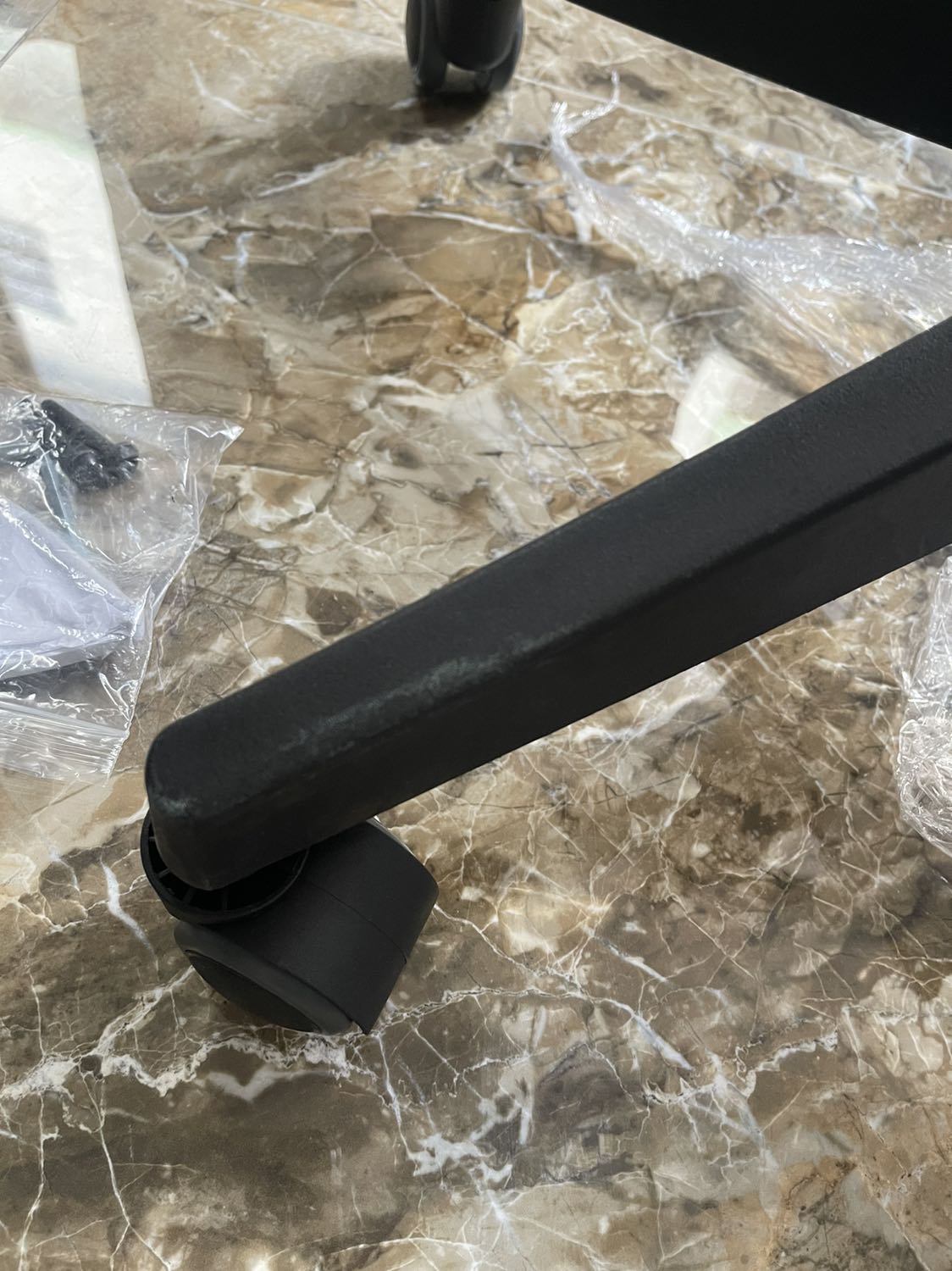 Các phần nhựa bị trầy xước. Nhìn không ưng ý. 
Không có sách hướng dẫn lắp ráp nên phần lắp ráp khó khăn và lâu. Không có sách hướng dẫn nên cũng không biết phần chức năng sử dụng của phần hộp đen, lắp ráp xong mặt ghế nghiêng cũng không thể chỉnh được cho thẳng 100%. 

Với ghế giá trị như vậy nên có sự kĩ càng chọn lựa hàng hoá để giao cho khách hàng, chứ không phải giao hàng như hàng trưng bày đã cũ.