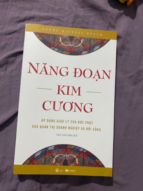 Năng Đoạn Kim Cương là một cuốn sách vô cùng giá trị bắt nguồn từ trí tuệ của Phật giáo nguyên thủy. Biết đến cuốn sách này thật sự là một duyên lành. Cảm ơn tiki đã cho phát hành cuốn sách này đến với đọc giả Việt Nam để lan toả những giá trị tích cực