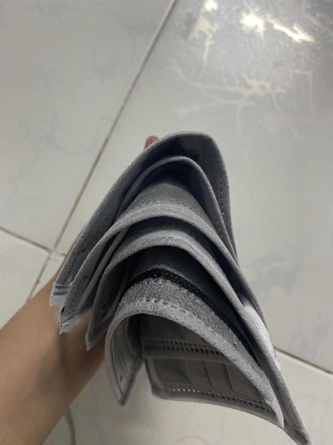 Mình mua rất nhiều khẩu trang của TD Care. Những lô trước đây, chất lượng tốt nên mình rất ưng ý. Tuy nhiên, đợt này chất lượng cực tệ. Khẩu trang bị lỗi rất nhiều,1 hộp có khi hơn 10 cái bị lỗi,  k có thanh sắt nẹp mũi, k có dây đeo, nhiều cái thanh sắt đc làm rất tạm bợ, chỉ cần đeo 1- 2 tiếng à thanh sắt bị lòi ra ngoài. Mình rất thất vọng