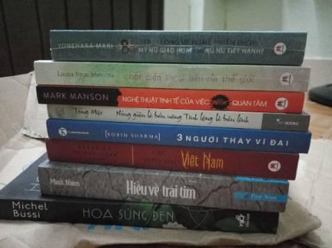 Lúc nhận hàng mình khá thất vọng vì thùng rách hết các góc. Sáng không có bọc chống sốc hay bao gì cả, thêm cả bụi ơi là bụi. May mà sách không có tổn thương gì lớn😭
Còn nội dung cuốn này thực sự rất cuốn, đan xem giữa quá khứ và hiện tại, tác giả thực sự lồng ghép rất tài tình tình tiết và nhân vật. Mai mốt sẽ mua thêm sách của cùng tác giả.