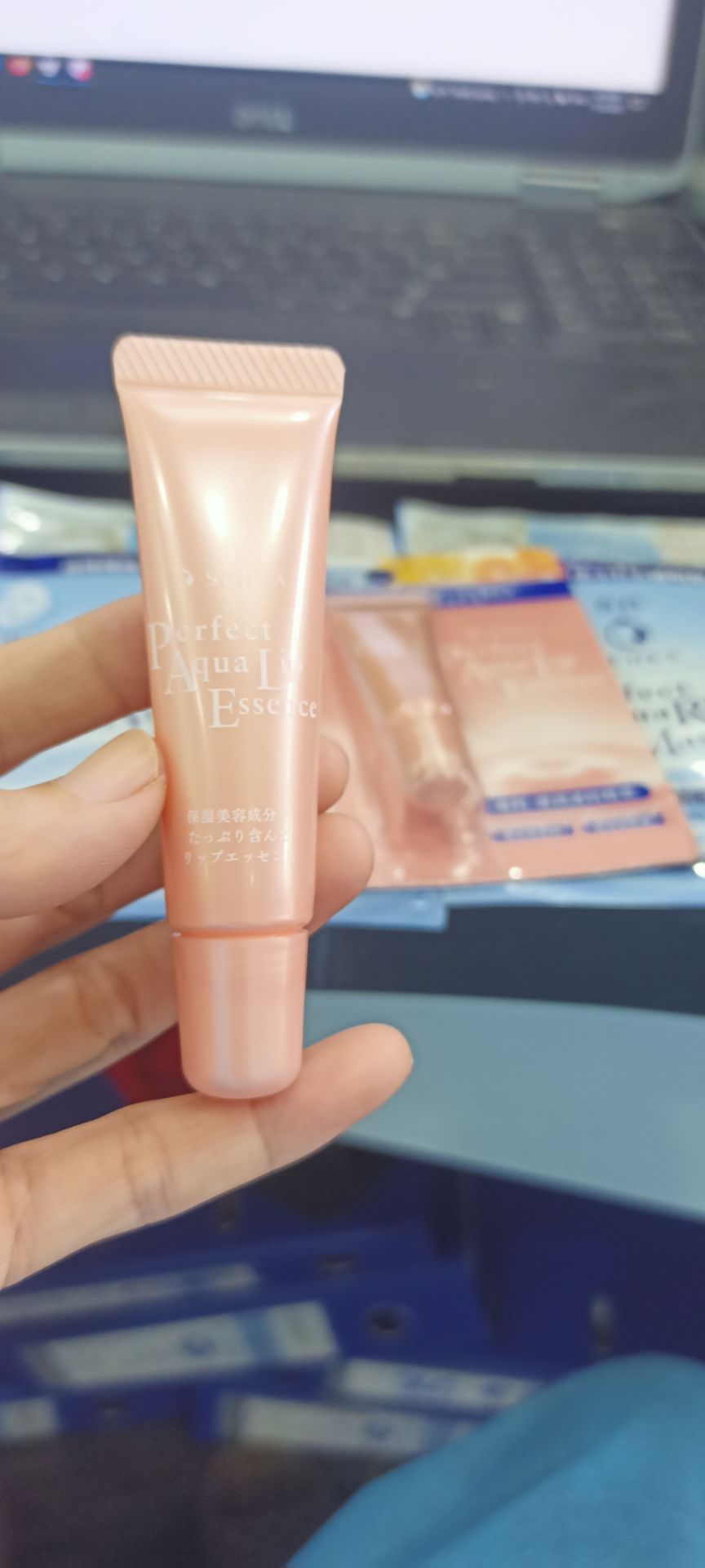 Cảm ơn shop giao hàng nhanh , Son dưỡng môi rất tốt, thật sự rất hài lòng về shop , son đúng hàng chính hãng, dưỡng môi tốt thoa lên môi một chút xíu mà môi mềm mịn rất thoải mái sẽ tiếp tục ủng hộ các sản phẩm của shop