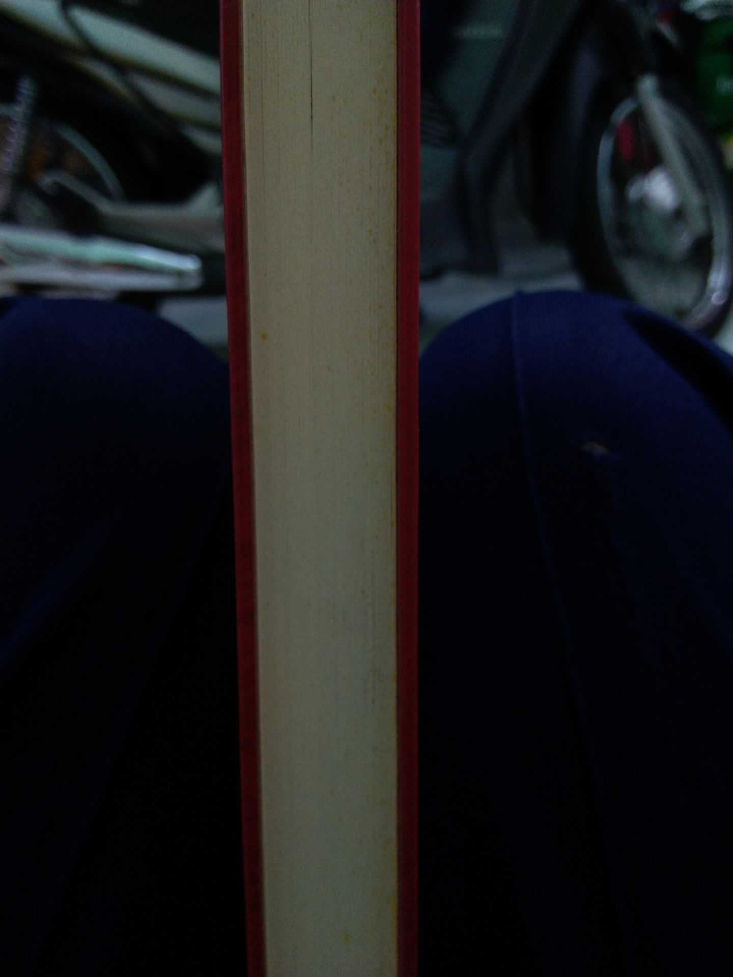 trang giấy bị ố vàng, sách bị nhăn.
Nhưng cx ko sao, chữ rõ ràng, dễ nhìn. mắc hơn các quyển khác nhưng ok, sách bìa cứng.