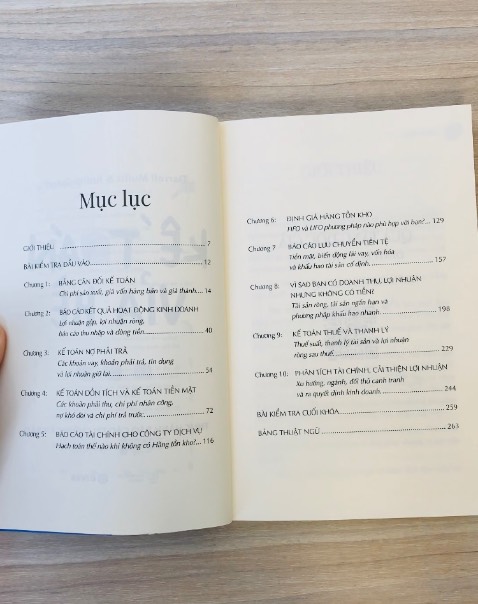 Bằng quầy bán nước chanh của một cậu nhóc tiểu học, mình đã hiểu về kế toán. Sách viết rất hài hước và dễ hiểu. Sách giao rất nhanh và gói cẩn thận