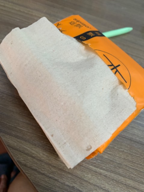 Giấy ăn chất lượng kém nhàu nát không đúng như quảng cáo của công ty thật là buồn khi mở thùng dùng thử không hài lòng với sản phẩm