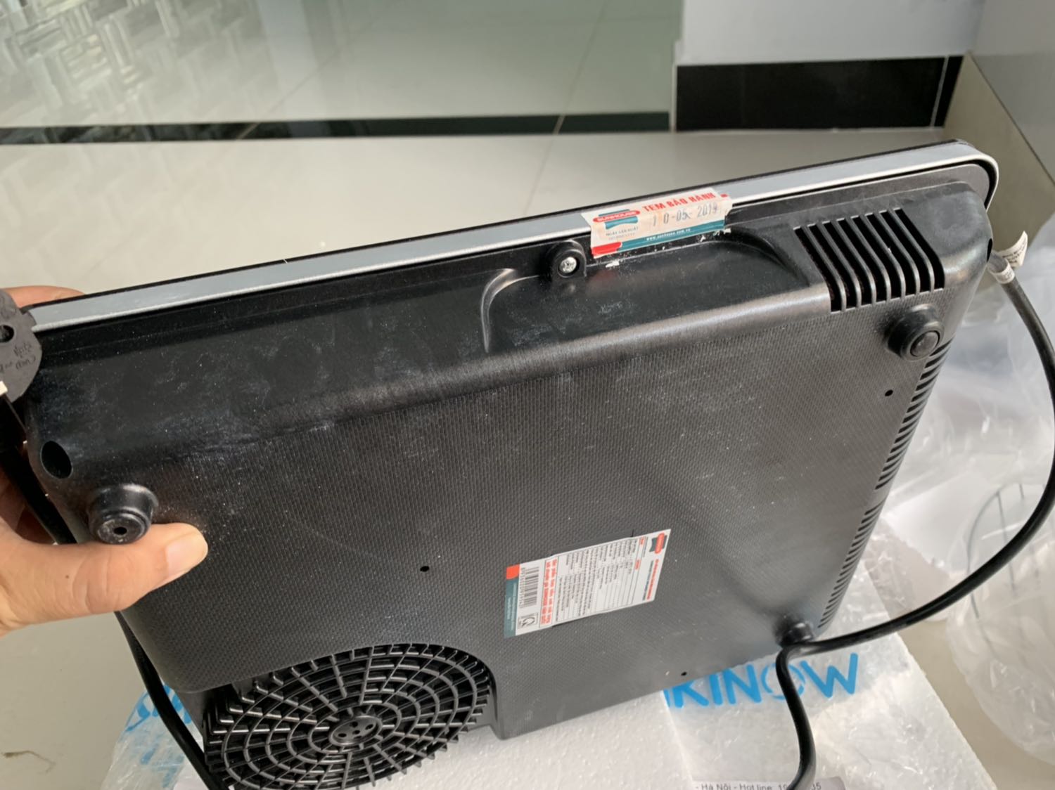 Sản phẩm khui ra mặt đáy dơ cũ kỹ, tem hãng bị dán chồng lên như hàng đã bảo hành, đầu phích cấm có 1 bên. Quá tệ ! Khuyên các bạn bỏ thêm ít tiền ra *** mắc 1 tí mà lành lặn. 1 bài học để đời Sản phẩm khui ra mặt đáy dơ cũ kỹ, tem hãng bị dán chồng lên như hàng đã bảo hành, đầu phích cấm có 1 bên. Quá tệ ! Khuyên các bạn bỏ thêm ít tiền ra *** mắc 1 tí mà lành lặn. 1 bài học để đời