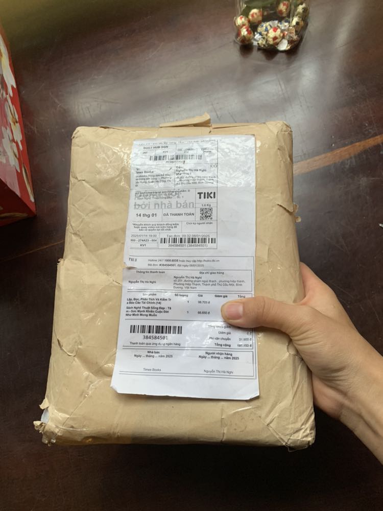 Khâu đóng gói bên trog thì ổn nhưng tớ thấy giấy bao bọc ở ngoài nó rách tả tơi, , hên là gọng sách chỉ bị móp nhẹ😀😀 
Hy vọng shop có thể bao lại vỏ tốt hơn nhé