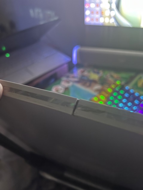 Bàn bị vỡ , sứt mẻ viền , chân bàn bung vít