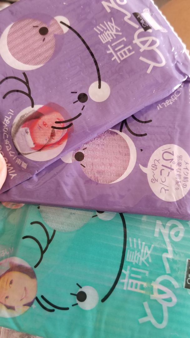 Miếng dán dính chắc, sử dụng không gây đau tóc, có thể cắt hình dạng mình mong muốn như hình tim mà không bị bung sợi miếng dán.