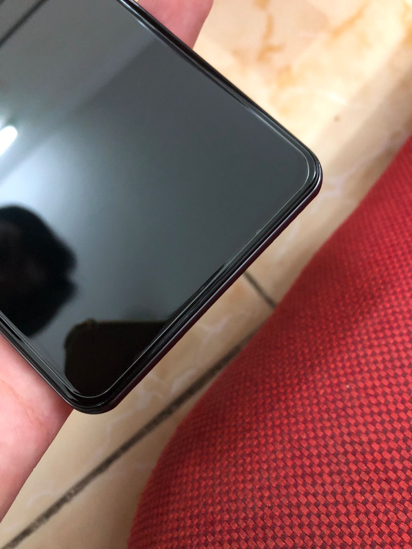 miếng dán hơi nhỏ so với màn hình. cảm giác hở các cạnh 4 phía. được cái đóng gói tốt, cảm giác vuốt chạm oke cho 4 sao