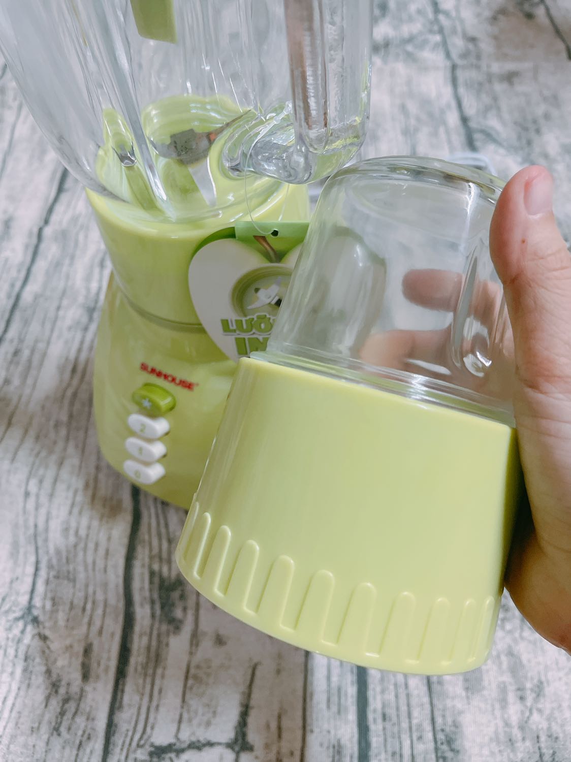 Tiki đóng gói siêu cẩn thận, lúc nhận hàng mình phải vất vả lắm mới tháo được lớp bao bảo vệ bên ngoài. 😂
Màu xanh lá của cối ở ngoài đẹp hơn trên hình nhiều, do mình chụp app nên màu hơi nhạt xíu xiu, phần thân máy cũng chắc chắn hơn so với máy cũ mình từng dùng. Công suất mạnh, tiếng không quá ồn, hôm nay mình khai trương xay sầu riêng để làm kem. Cảm ơn Tiki. ❤️