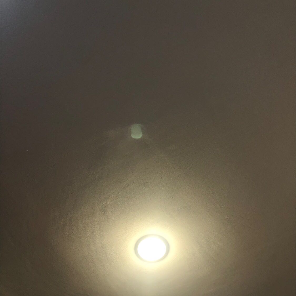 Ủa em ơi, chị đặt đèn trắng, hộp ghi đèn trắng mà bật lên là đèn vàng. Đúng bất ngờ luôn shop ơi. Chị cần đổi lại gấp!