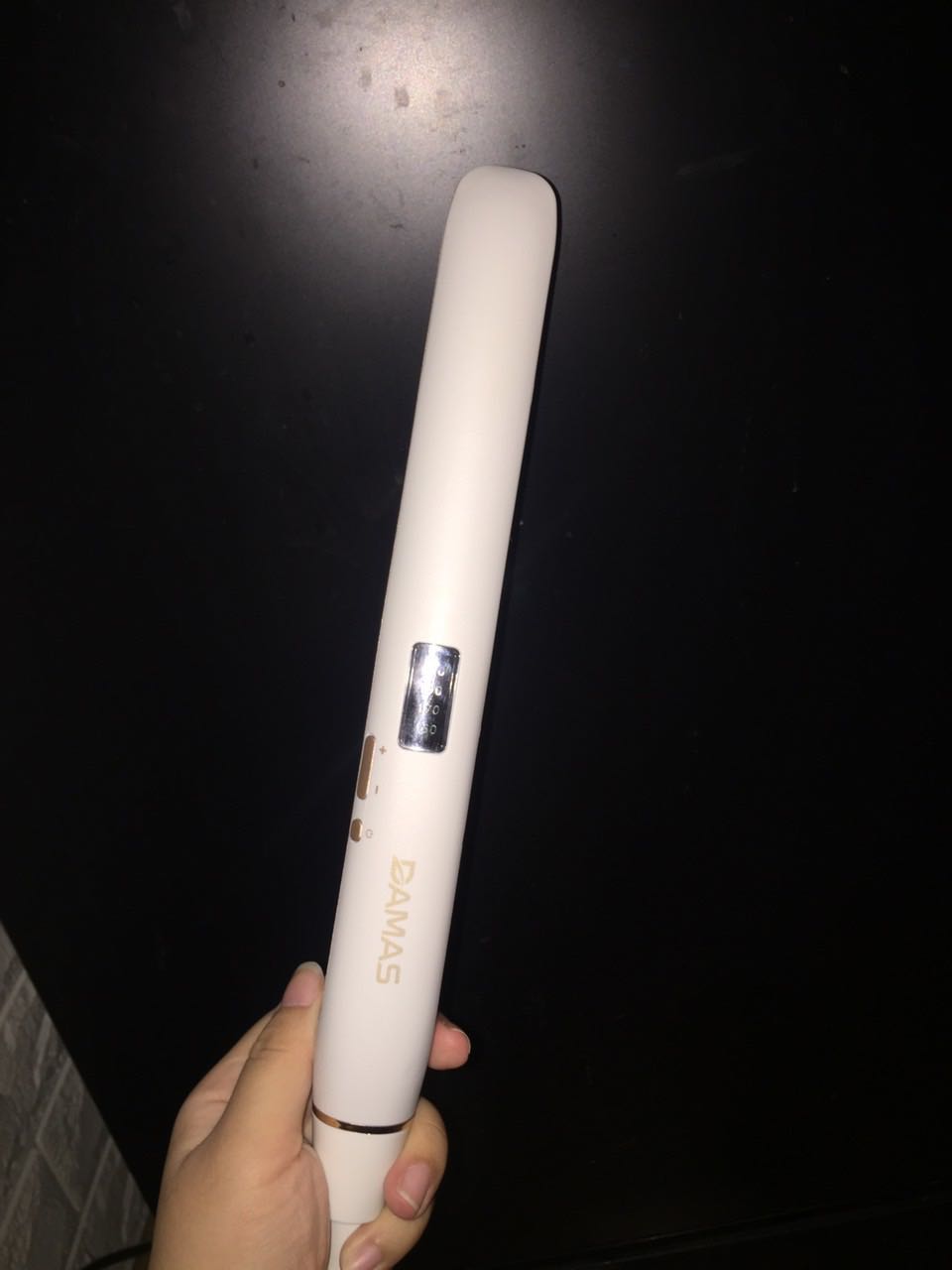 Nhận được hàng siêu nhanh. hàng của Damas chuẩn luôn, chính hãng. Logo đàng hoàng + lời cảm ơn + giấy bảo hành và dịch vụ CSKH. Hàng rất xịn từ chất liệu đến thiết kế. máy nóng nhanh. dễ điều chỉnh nhiệt độ. khoảng nhiệt độ thấp - cao được giãn đều nên cũng tiện lợi khi chọn! 1 ưu điểm nữa đó là máy là tóc vào nếp nhanh lắm. tóc mình xoăn tít mà là phát + dùng ít gôm = vào nếp ngay. Lần mua hàng này mình cực kỳ ưng ý về chất lượng sản phẩm và giá cả. Giá rất rẻ so với các máy của các thương hiệu lớn khác.