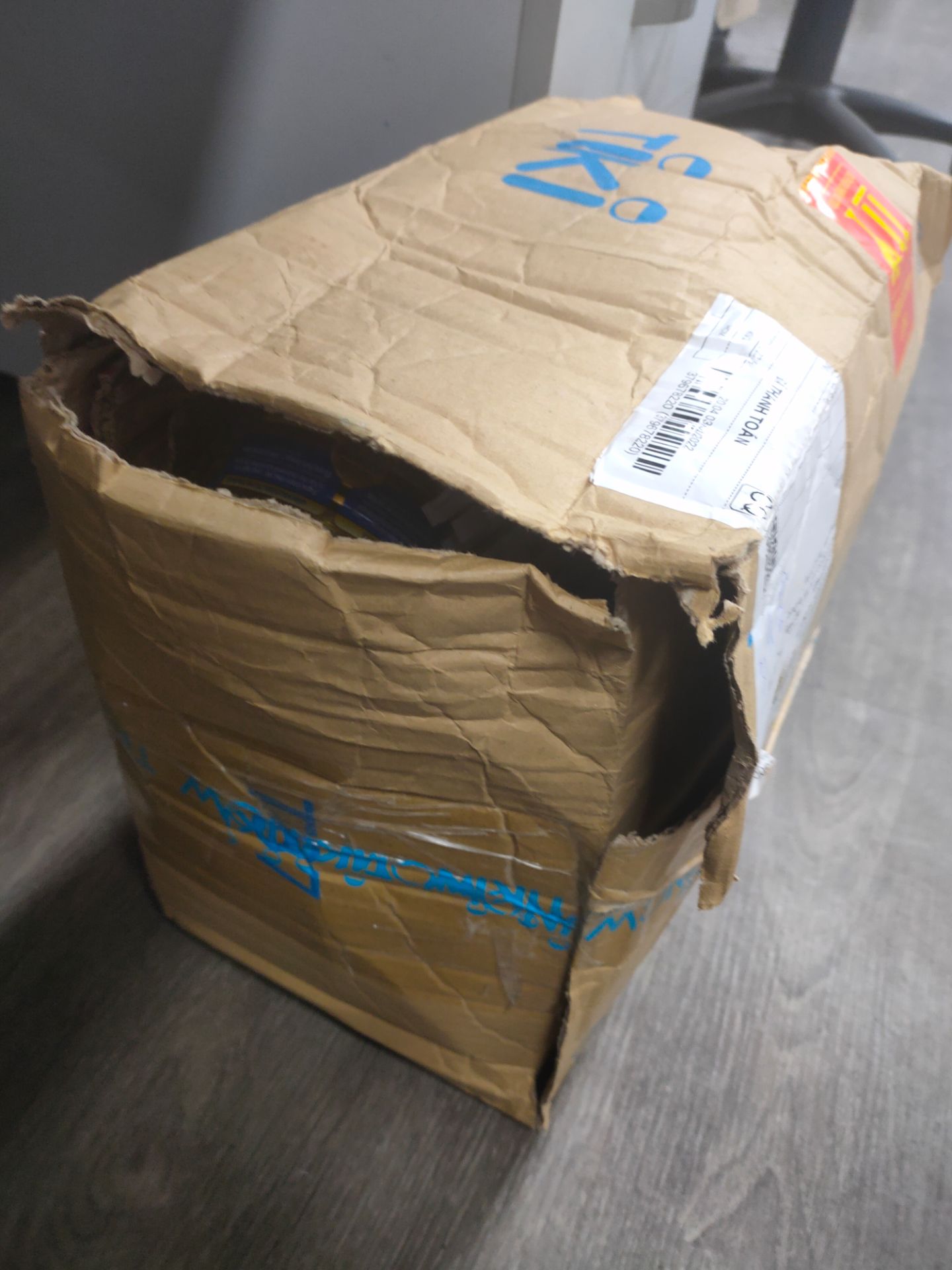 đóng gói  giao hàng quá tệ nhận hàng mà hộp thì hở ra , hộp sữa thì bị móp méo bụi bẩn. trông  cứ như hàng giả ấy.