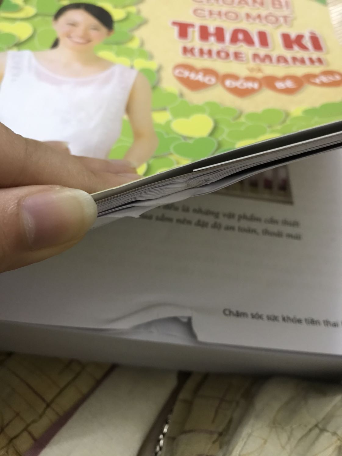 Thật sự rất buồn vì sách dc đóng gói kĩ mà k kiểm tra trước khi giao cho khách, sách rách còn dính cả bì các tông kẹp trong sách