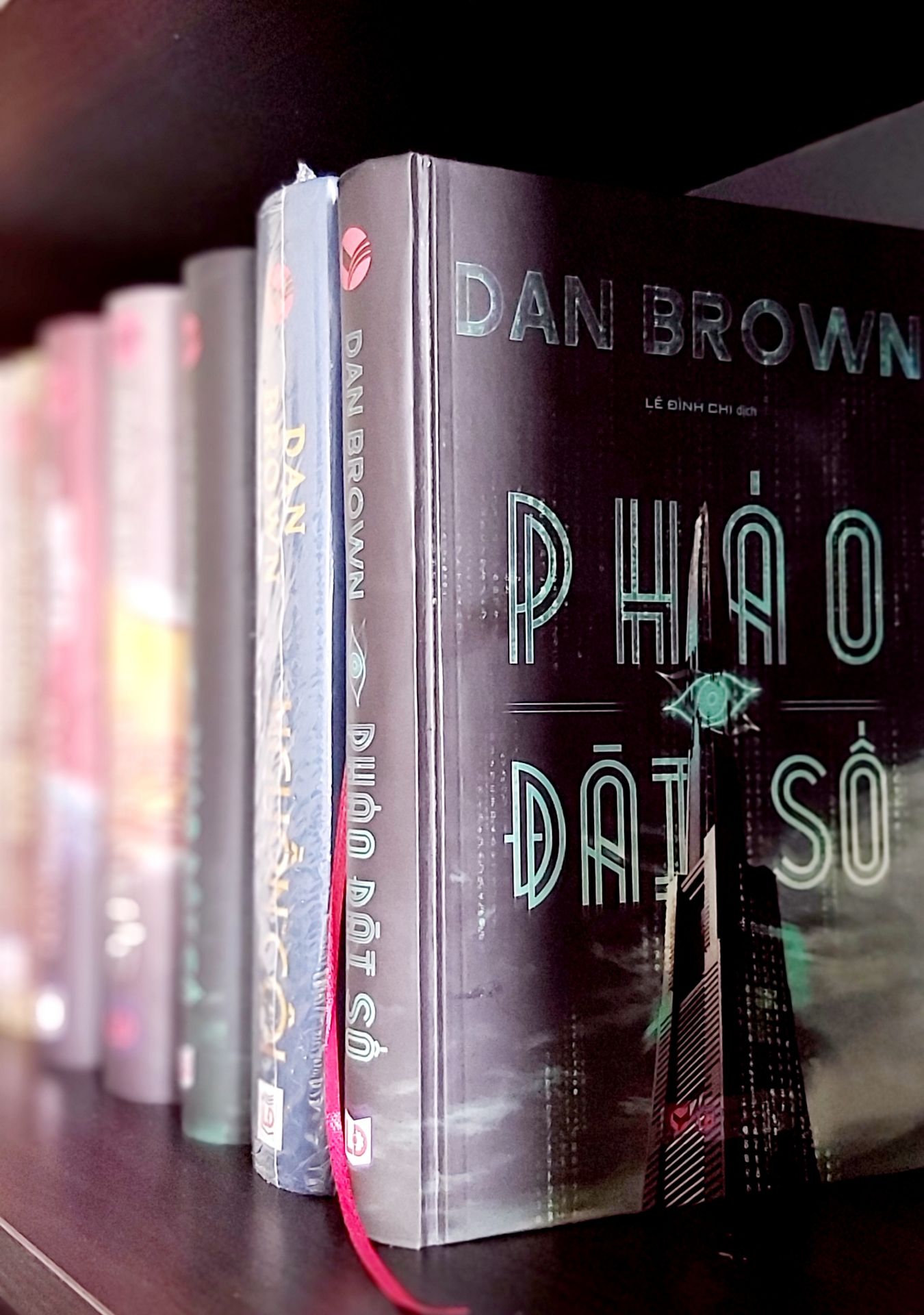 Một cuộc đầu trí căng thẳng trong các hành lang ngầm ở cơ quan chính phủ quan trọng bậc nhất Hoa Kỳ. Một cuộc chạy đua nghẹt thở dưới ánh mặt trời nóng bỏng của Tây Ban Nha. Tất cả đều nỗ lực đến tuyệt vọng để phá hủy một sáng tạo không thể tưởng tượng nổi của một thiên tài tật nguyền - một thuật toán sẽ xóa sổ toàn bộ ngành tình báo và đe dọa cán cân quyền lực của chính phủ Hoa Kỳ. Mãi mãi.