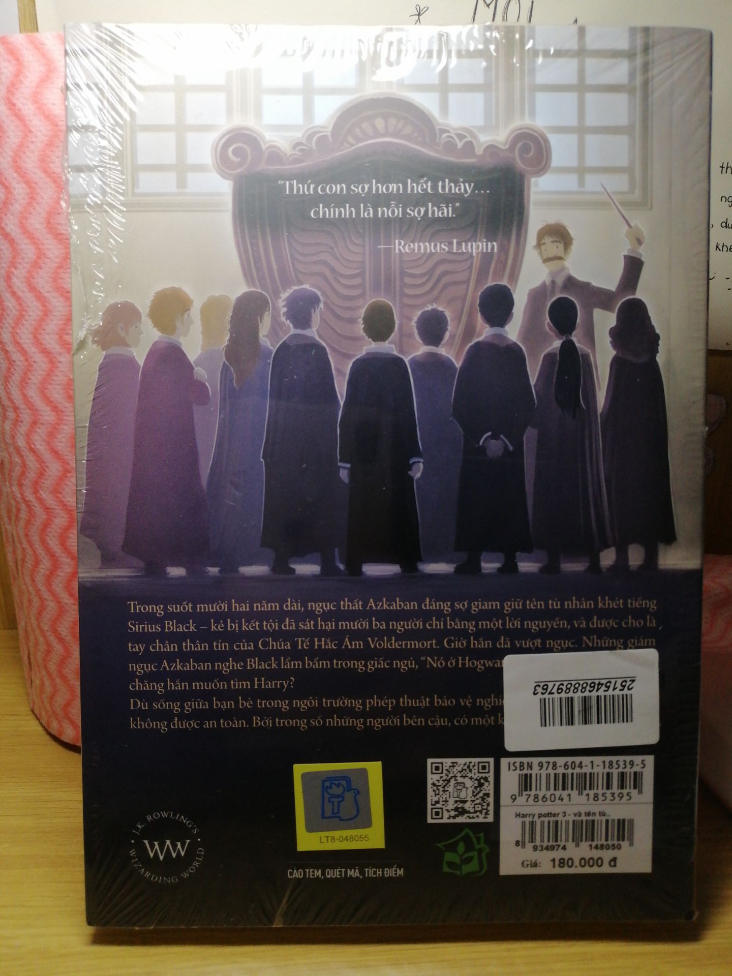 uiiii, sách còn nguyên màng bọc, không bị móp méo gì, tiki giao nhanhhhh, thật sự tập này của Harry Potter hay lắm luôn ý💖🙆